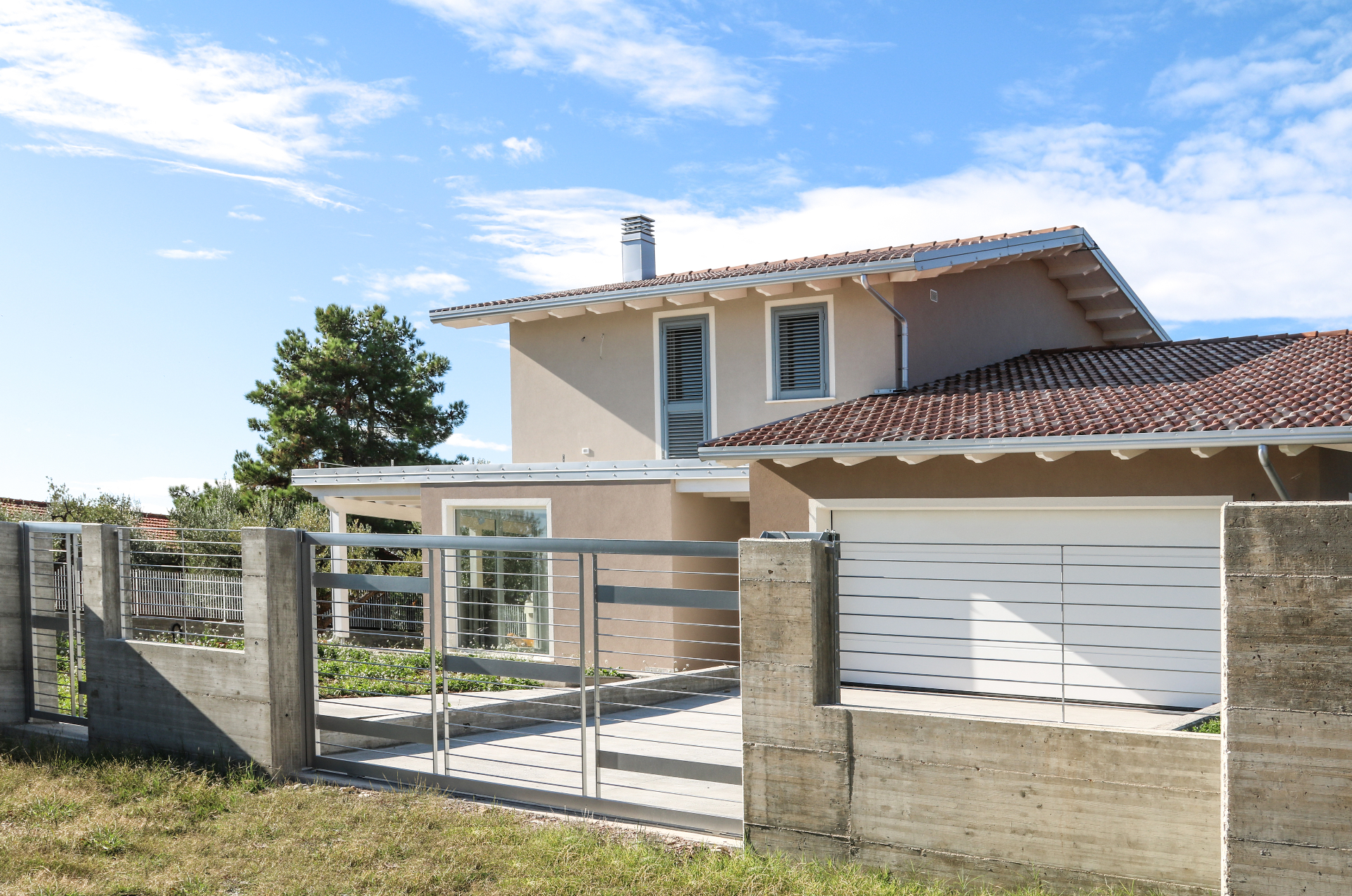 Villa in legno con terrazzo e ampie vetrate