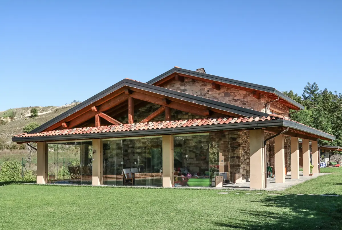 Casa in legno con base in pietra