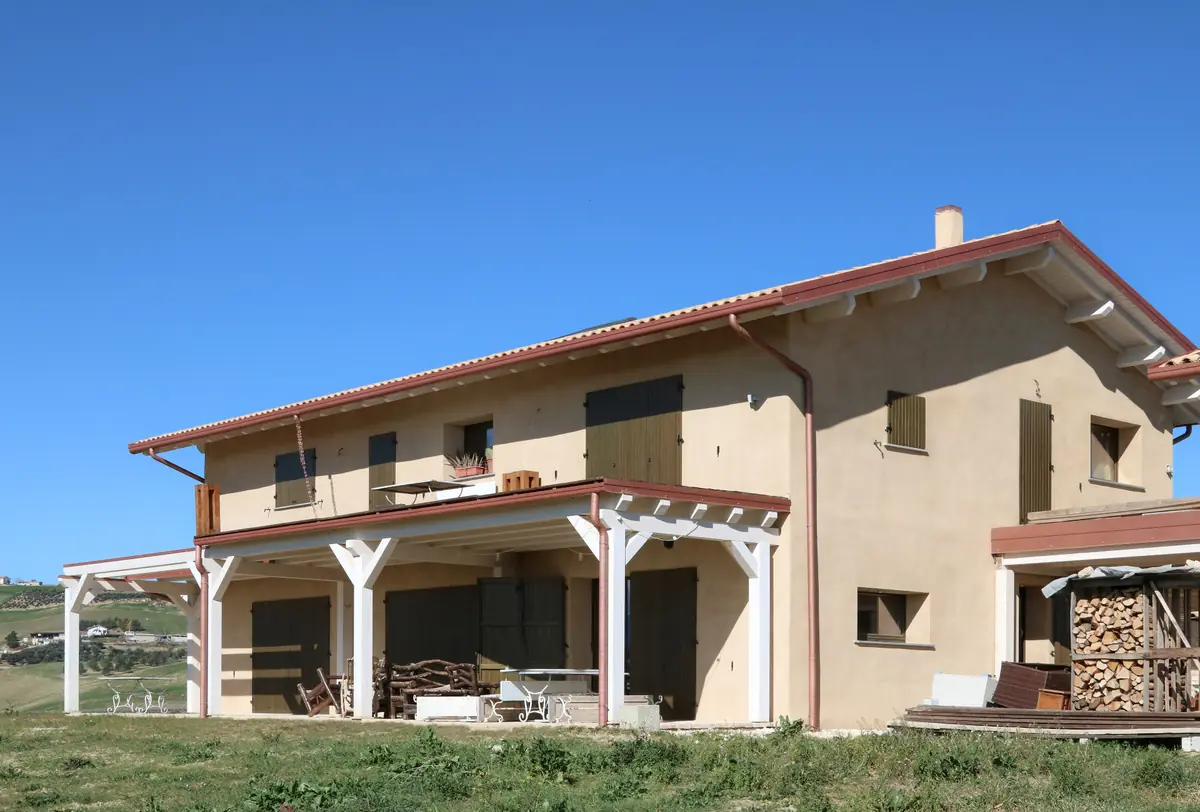 Struttura di casa in legno in fase di montaggio
