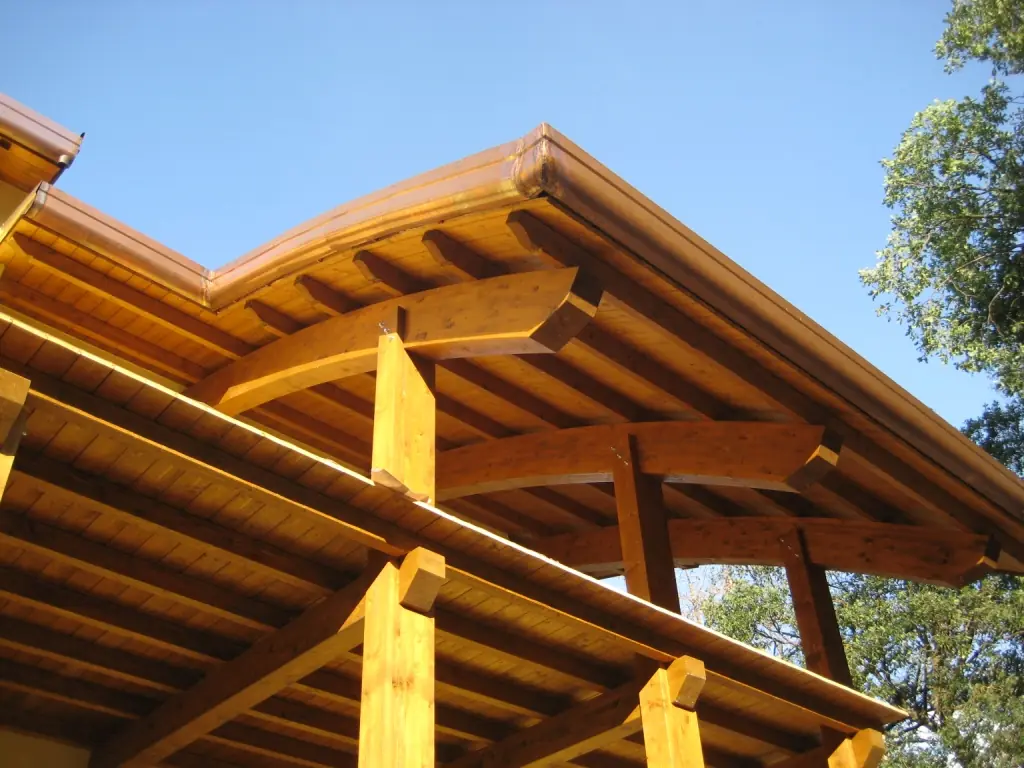 Copertura in legno di villa con ampie falde