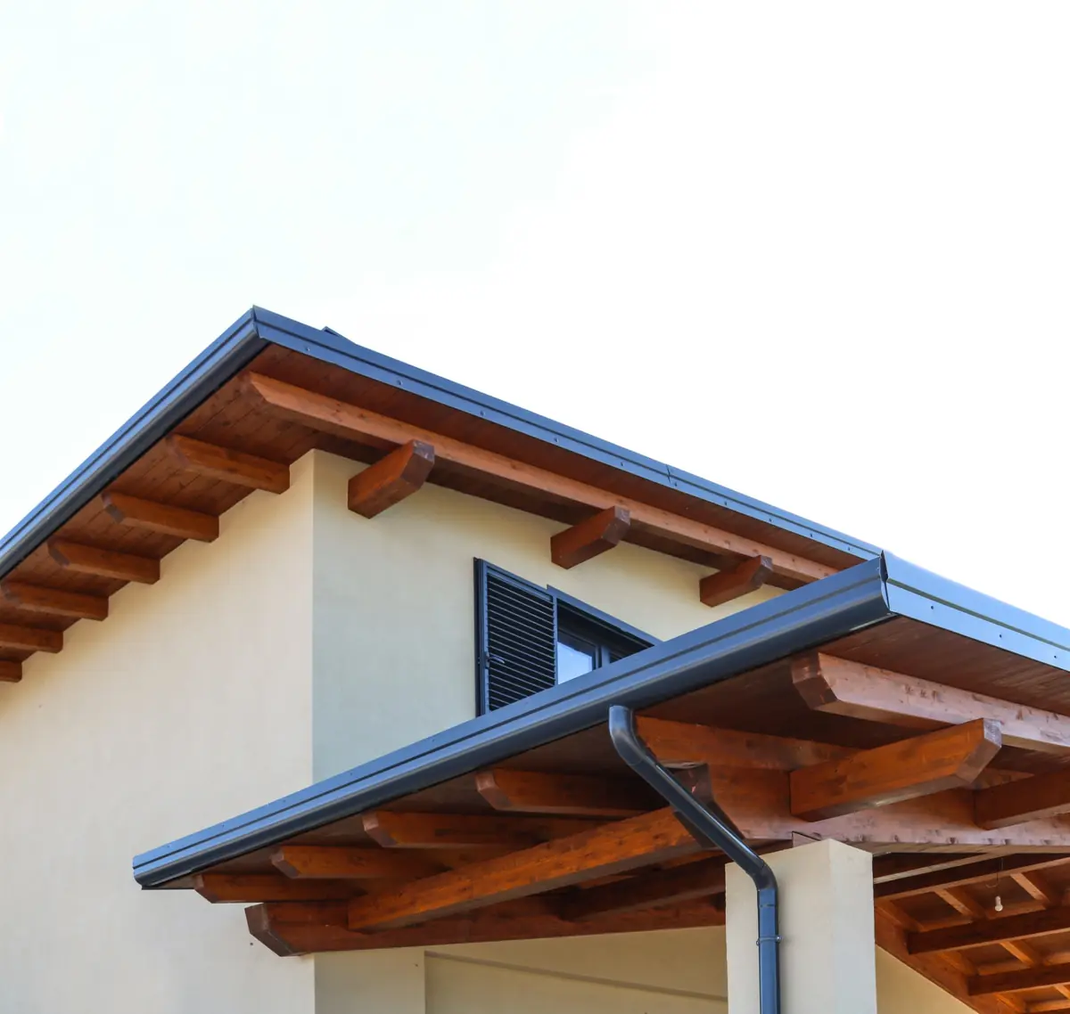 Interno con copertura in legno a vista