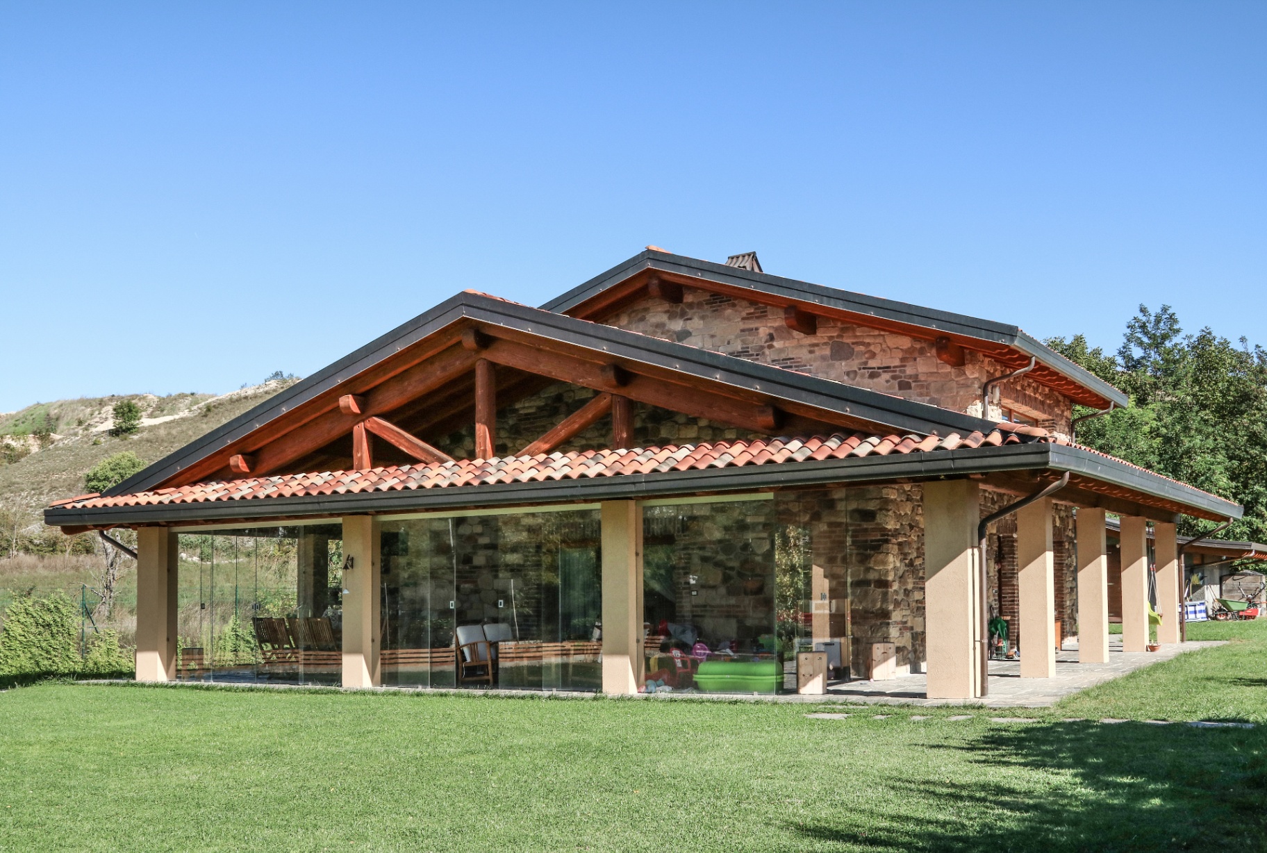 Casa in legno con base in pietra
