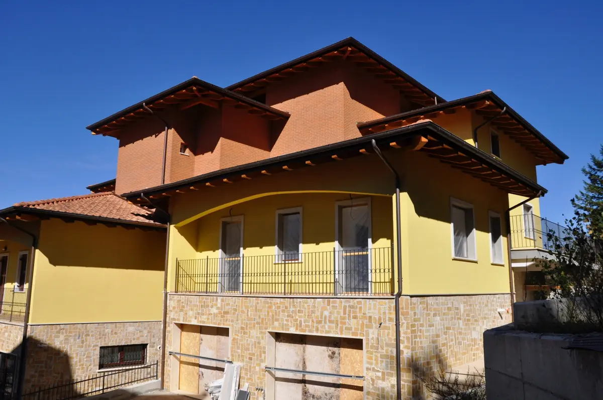 Casa in legno tradizionale con dettagli scuri