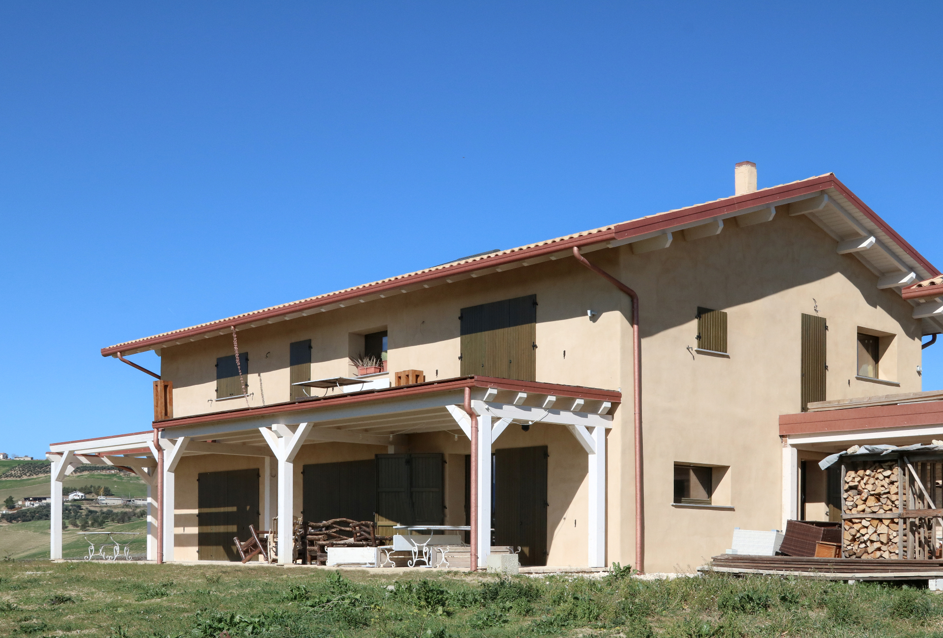 Struttura di casa in legno in fase di montaggio