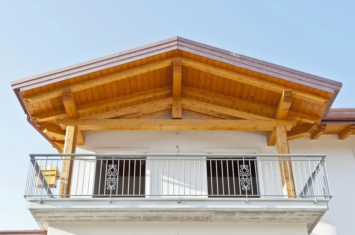 Tetto in legno a vista con travi lamellari