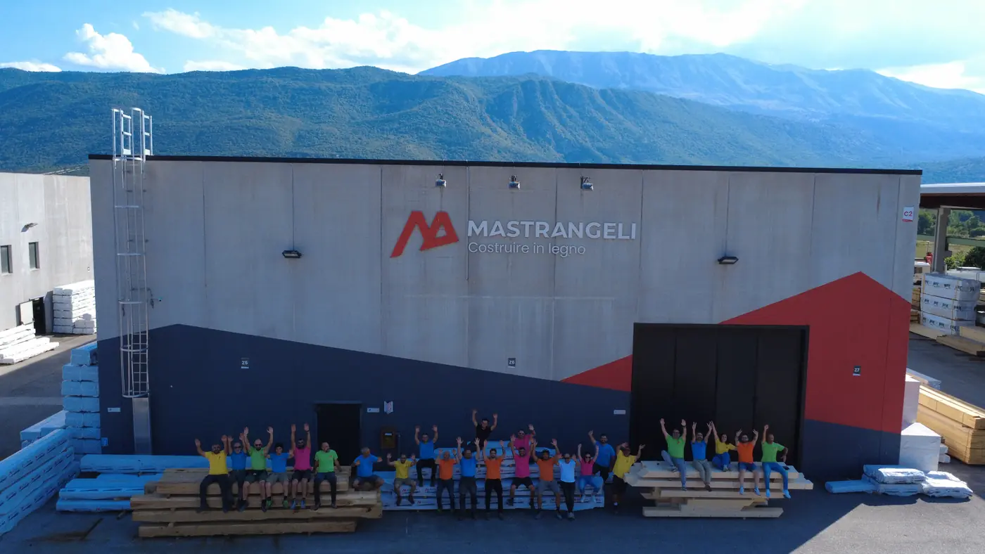 Il team Mastrangeli Aldo davanti allo stabilimento di produzione in Abruzzo
