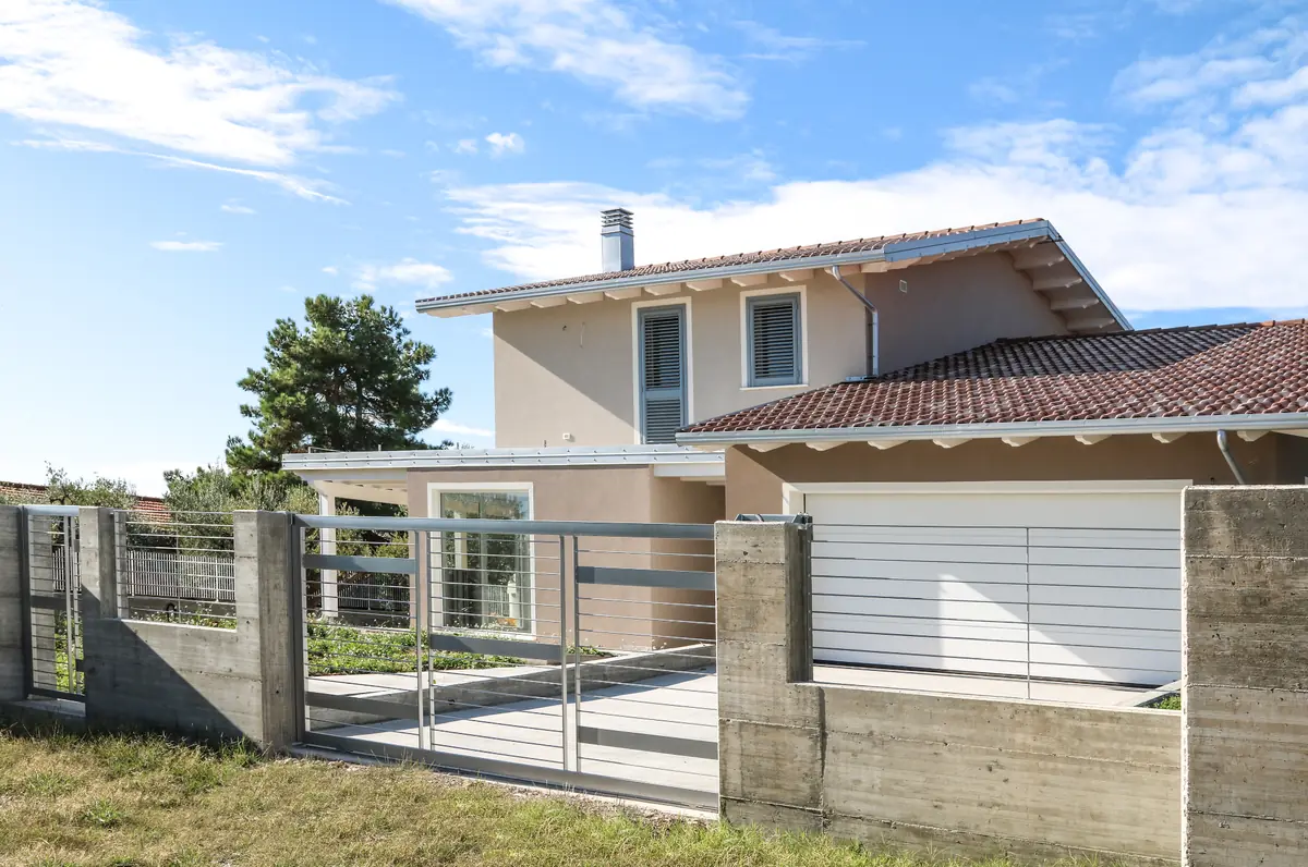 Villa in legno con terrazzo e ampie vetrate
