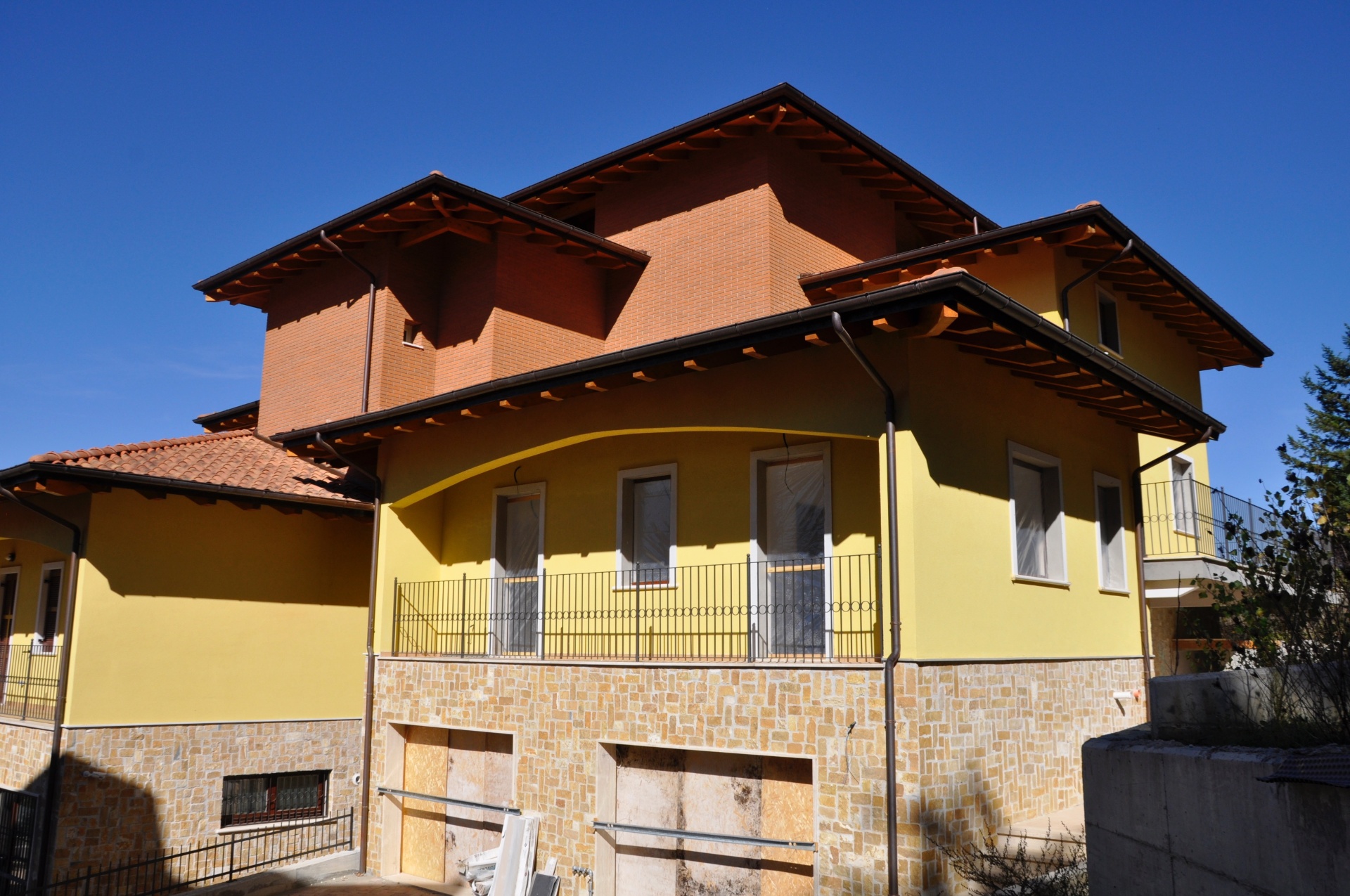 Casa in legno tradizionale con dettagli scuri