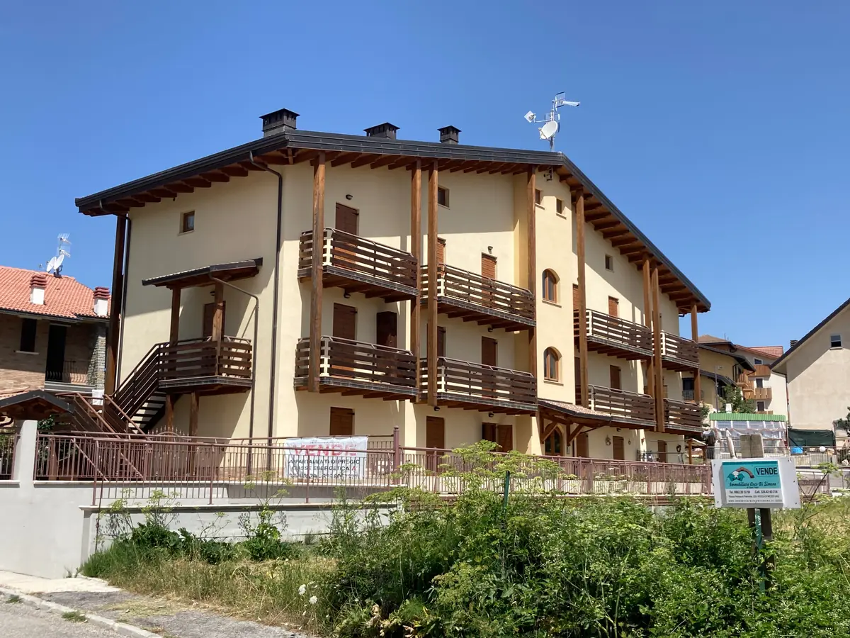Interno di casa in legno con pannelli X-Lam a vista